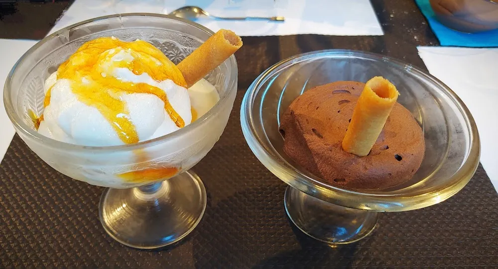 Île Flottante Et Mousse Au Chocolat